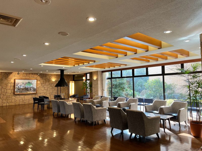 レイクオーツカの明るいロビー