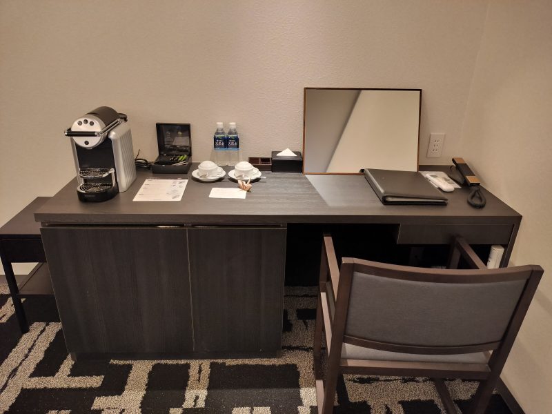 ホーム・ステイ椛NAGI三条京都
　ラグジュアリーツイン　デスク周りとミニバー関連