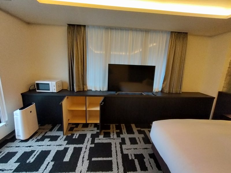 ホーム・ステイ椛NAGI三条京都　ラグジュアリーツイン　テレビ周り