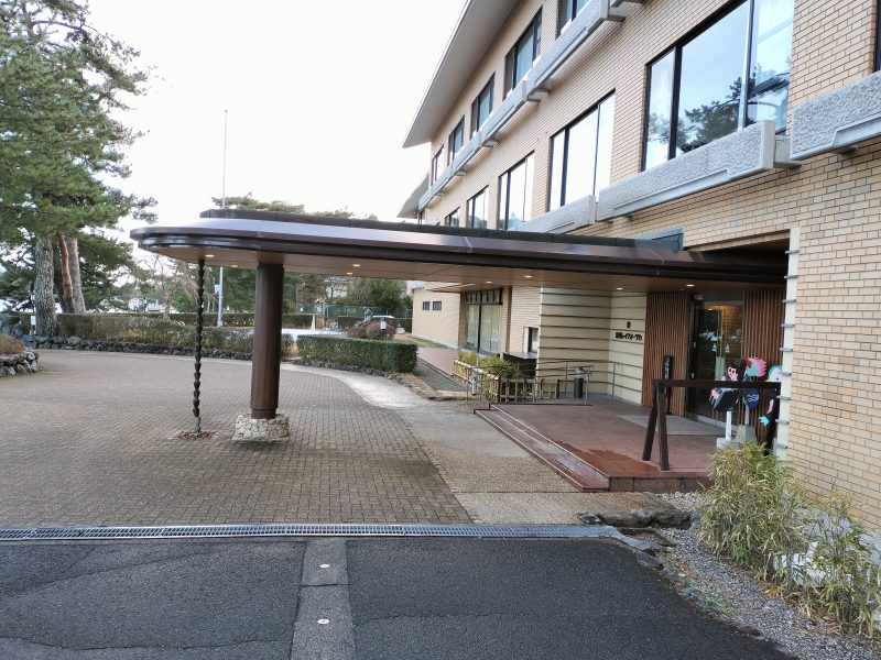 琵琶レイクオーツカ　車寄せのあるエントランス