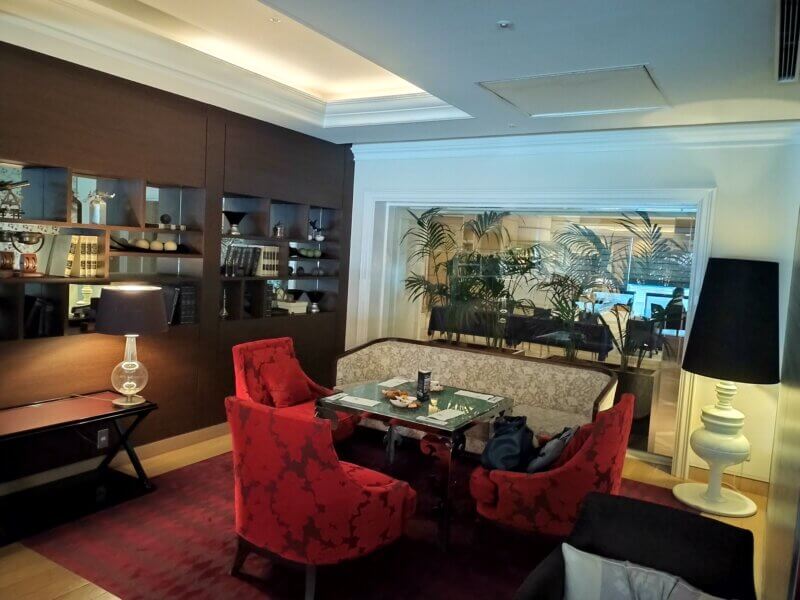 神戸メリケンパークオリエンタルホテルのエグゼクティブラウンジのソファ席