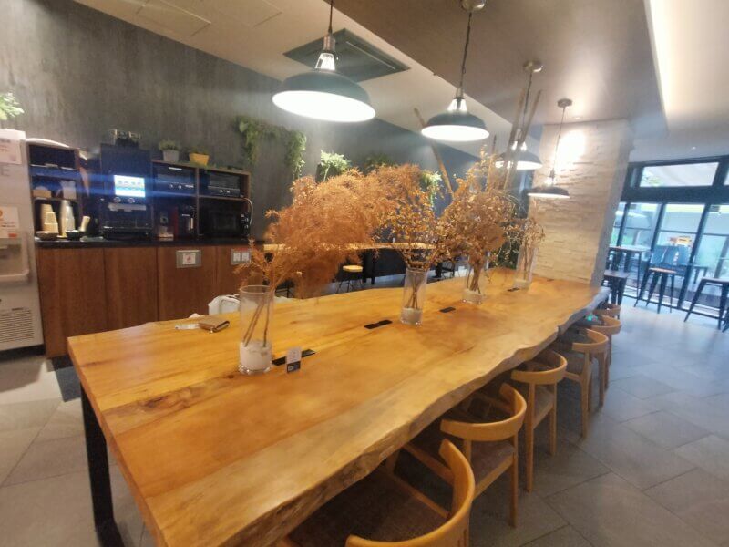 ホテルSUI神戸三宮の ラウンジ