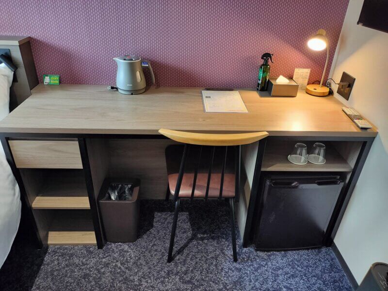 ホテルSUI神戸三宮のデスク