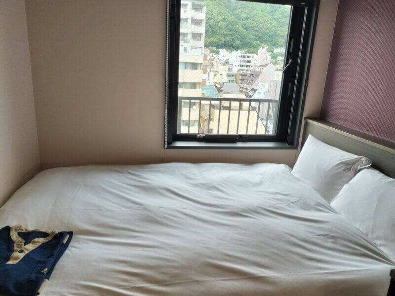 ホテルSUI神戸三宮のベッド