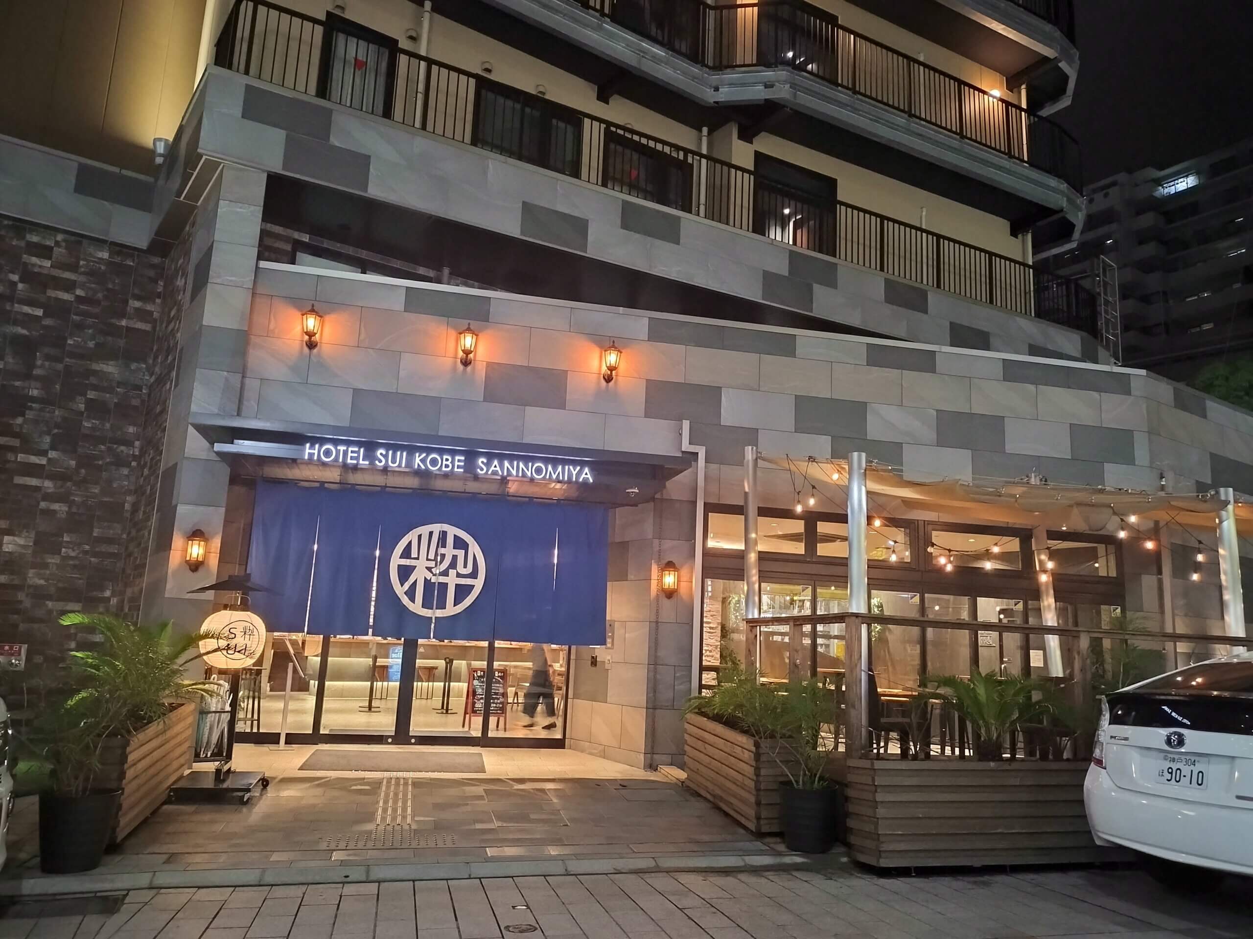 ホテルSUI神戸三宮の外観　夜