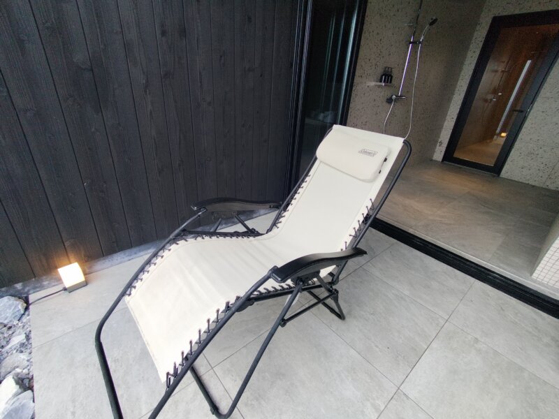 セトレハイランドヴィラ姫路のプライベートサウナデッキチェア